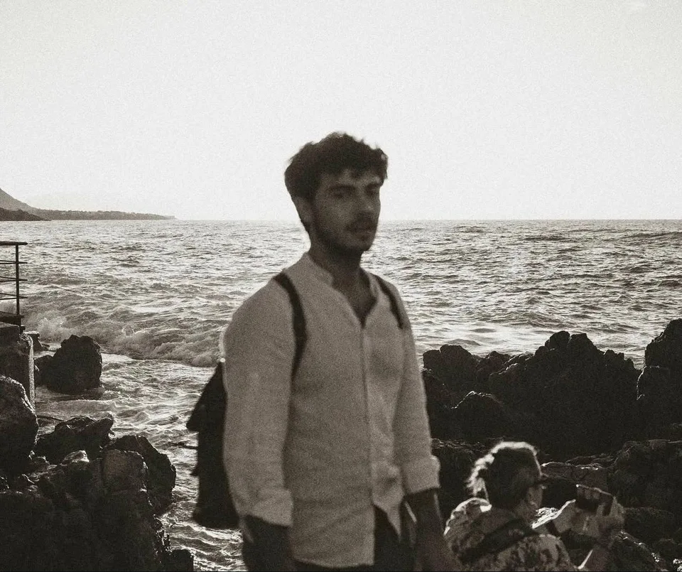 Massimiliano Martines davanti al mare